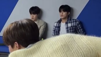 โอ้ยน่ารักมาก เด้กเร้กมานั่งเฝ้าพวกฮยองเล่น เอ็นดูๆๆๆ55555555555555555