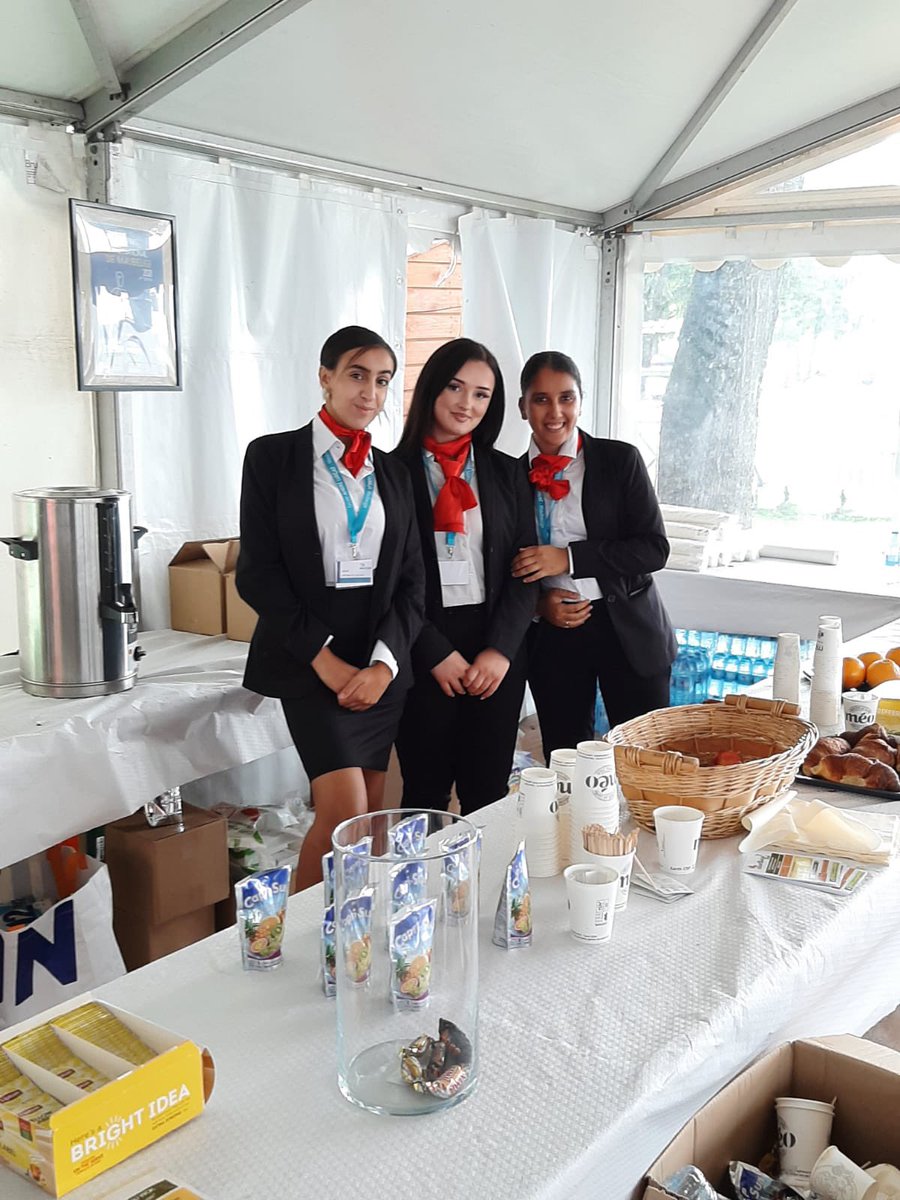 PatrickQuilliot's tweet photo. Participation des élèves de 1ère et Terminale Métiers de l’Accueil et Métiers de la Sécurité au Jumping International de Maubeuge. Bravo aux élèves pour leur implication et la belle image donnée de nos formations professionnelles et de notre lycée. https://t.co/R0RU5cdLzL