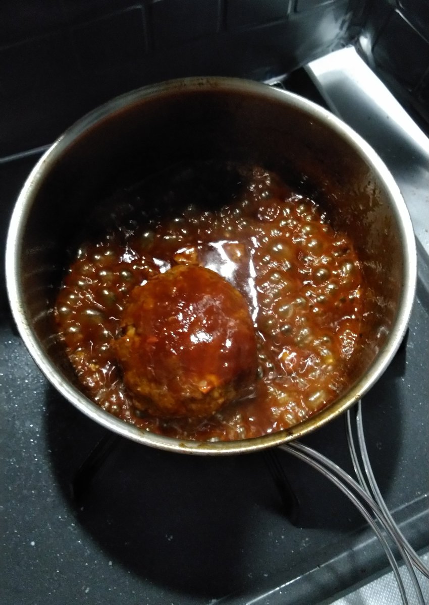 ট ইট র 犬むくむく 合い挽きミンチ約400円 玉ねぎ一玉約100円 家にあるニンジン約60円 デミグラスソース缶約400円 チーズ約50円 合計1010円 ハンバーグ５個 １つ2円 ファミマのお母さん食堂のチーズハンバーグ138円 節約目的で料理するならしない方が