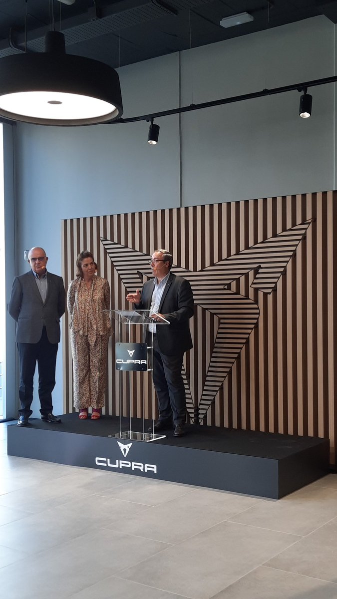 cupratenerife's tweet photo. Mikel Palomera, director general @tuSEAT y @CUPRA_esp felicita a nuestro concesionario por estas instalaciones que, al fin, se hacen realidad. https://t.co/L7bxq9a6Rb