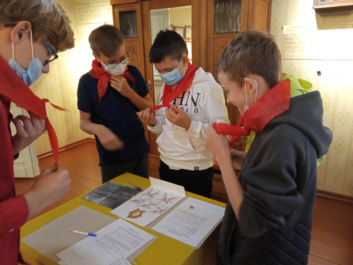 Функциональная грамотность в действии!
В музее Эльдара Рязанова ученики 7 "Б" класса так быстро находили информацию и выполняли  интерактивные задания, что удостоились похвалы экскурсовода:"Какие умные!" 
Но вот повязывать пионерский галстук пришлось поучиться.