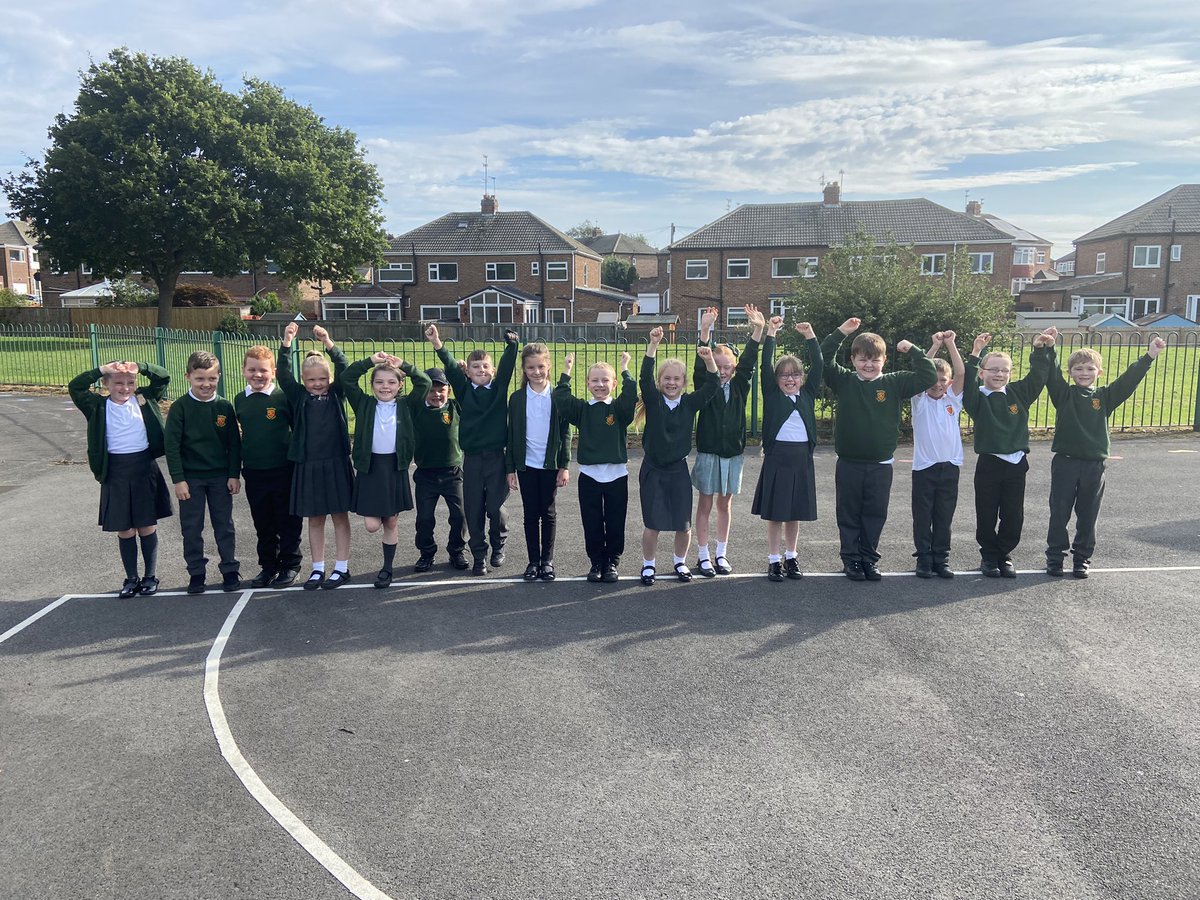 MrsR26792461's tweet photo. Class 3 were over the moon with their 100% attendance award- extra play time on the BIG YARD!! 1οΈβ£0οΈβ£0οΈβ£π@broadwayjuniors https://t.co/3iVBhaMPWH