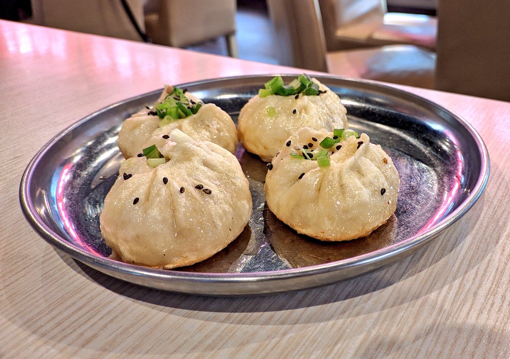 安い点心もあるし新しいからとにかく店が綺麗。店員さんの制服もすごく可愛かった。席でQR読み込んでスマホで注文したら店員さんが料理持ってきてくれるのでレストランみたいな感じ。 