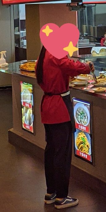 安い点心もあるし新しいからとにかく店が綺麗。店員さんの制服もすごく可愛かった。席でQR読み込んでスマホで注文したら店員さんが料理持ってきてくれるのでレストランみたいな感じ。 