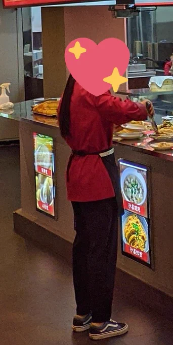 安い点心もあるし新しいからとにかく店が綺麗。店員さんの制服もすごく可愛かった。席でQR読み込んでスマホで注文したら店員さんが料理持ってきてくれるのでレストランみたいな感じ。 