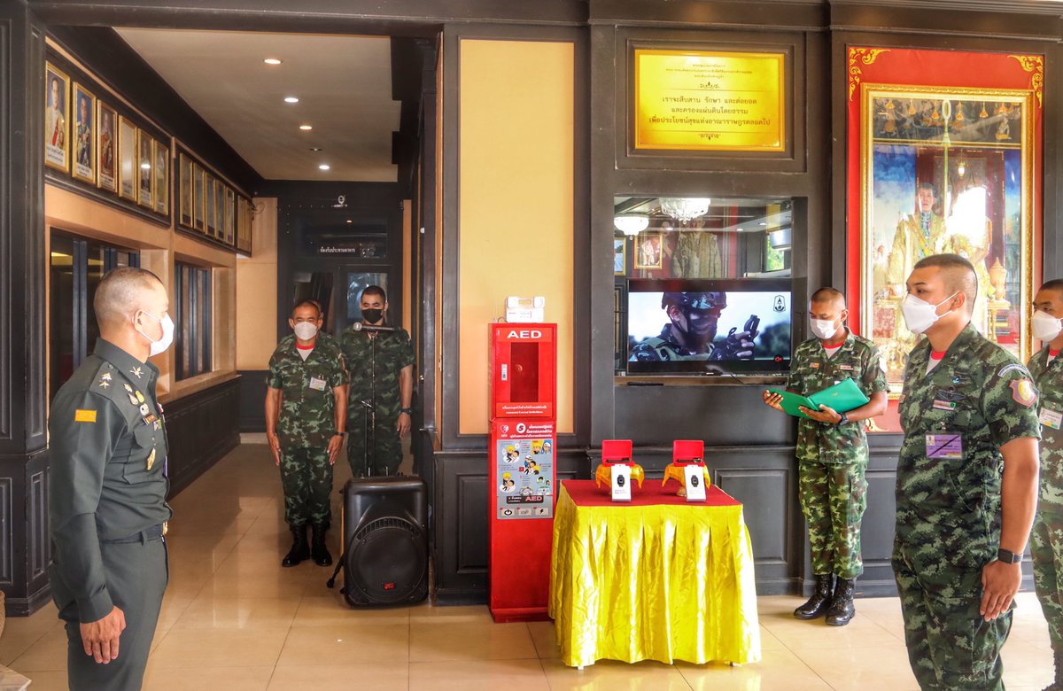 Howitzerbatt102's tweet photo. “สมรรถภาพร่างกายที่แข็งแรง”
พ.ท.จักร วาทกิจ ผบ.ป.2 พัน.102 รอ. 
ได้มอบของรางวัลนาฬิกาsmart watchให้กำลังพล จำนวน 2 นาย
ที่เข้าแข่งขัน ทดสอบสมรรถภาพร่างกาย แบบ ACFT(ARMY COMBAT FITNESS TEST) ถายใน ป.2 รอ.โดยได้รางวัลรองชนะเลิศระดับ 1 และรองชนะเลิศลับดับ 2 https://t.co/bkeyMmfYrW