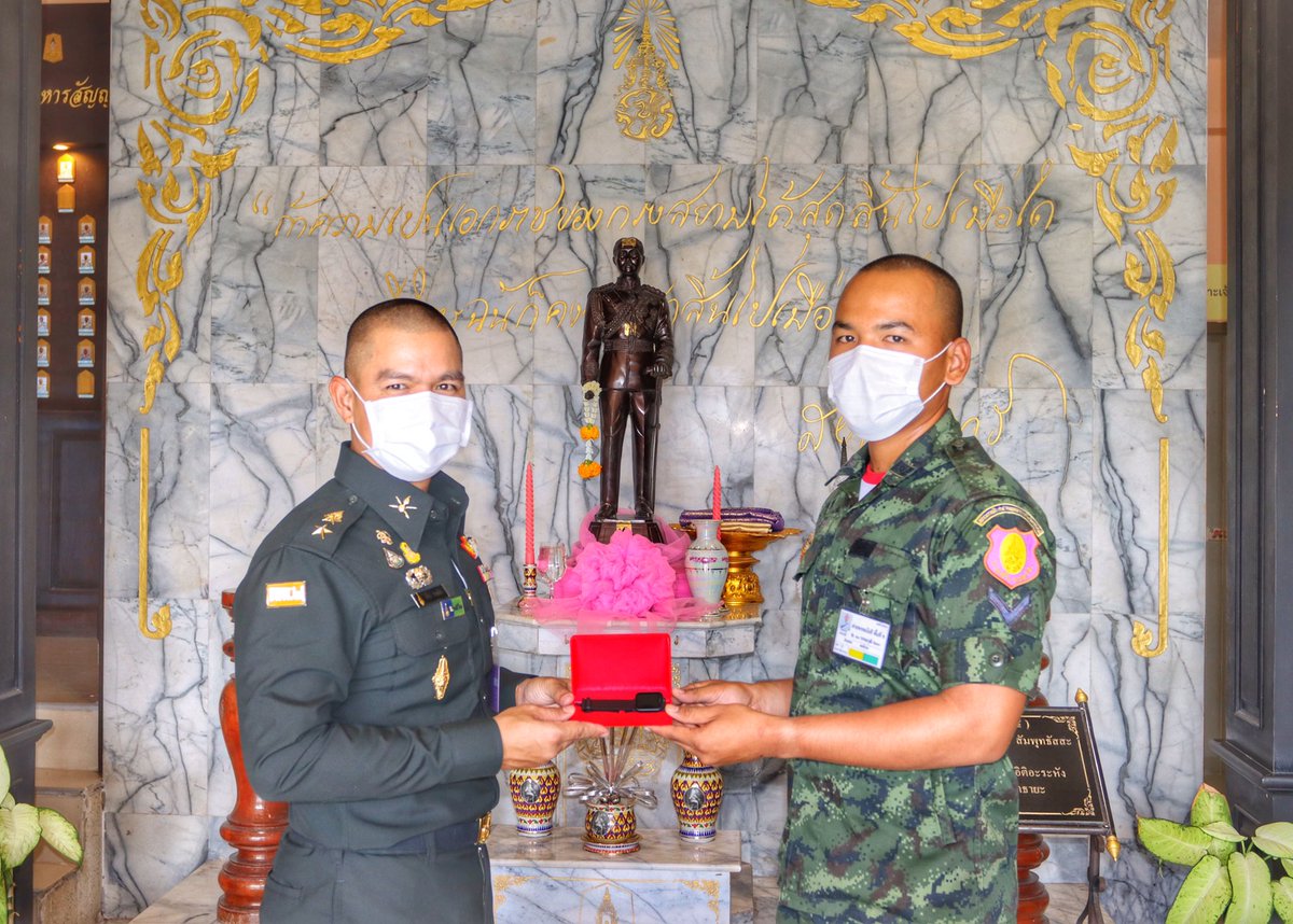 Howitzerbatt102's tweet photo. “สมรรถภาพร่างกายที่แข็งแรง”
พ.ท.จักร วาทกิจ ผบ.ป.2 พัน.102 รอ. 
ได้มอบของรางวัลนาฬิกาsmart watchให้กำลังพล จำนวน 2 นาย
ที่เข้าแข่งขัน ทดสอบสมรรถภาพร่างกาย แบบ ACFT(ARMY COMBAT FITNESS TEST) ถายใน ป.2 รอ.โดยได้รางวัลรองชนะเลิศระดับ 1 และรองชนะเลิศลับดับ 2 https://t.co/bkeyMmfYrW