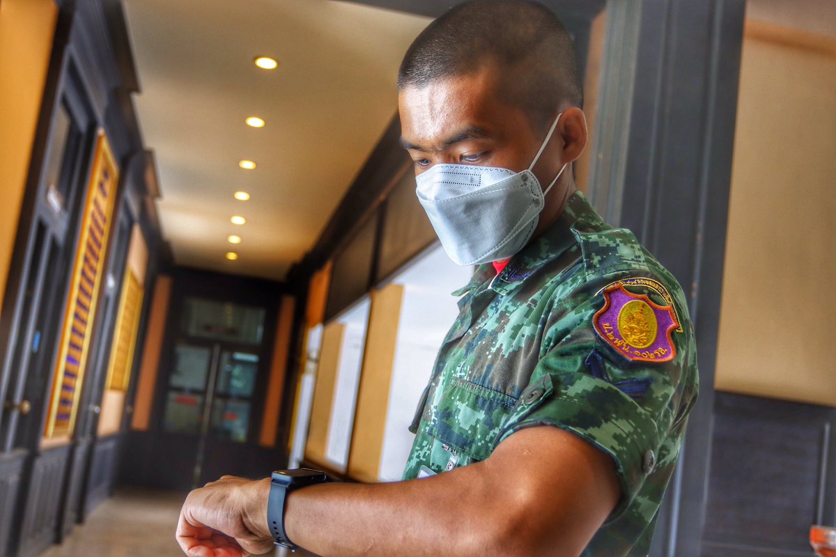Howitzerbatt102's tweet photo. “สมรรถภาพร่างกายที่แข็งแรง”
พ.ท.จักร วาทกิจ ผบ.ป.2 พัน.102 รอ. 
ได้มอบของรางวัลนาฬิกาsmart watchให้กำลังพล จำนวน 2 นาย
ที่เข้าแข่งขัน ทดสอบสมรรถภาพร่างกาย แบบ ACFT(ARMY COMBAT FITNESS TEST) ถายใน ป.2 รอ.โดยได้รางวัลรองชนะเลิศระดับ 1 และรองชนะเลิศลับดับ 2 https://t.co/bkeyMmfYrW