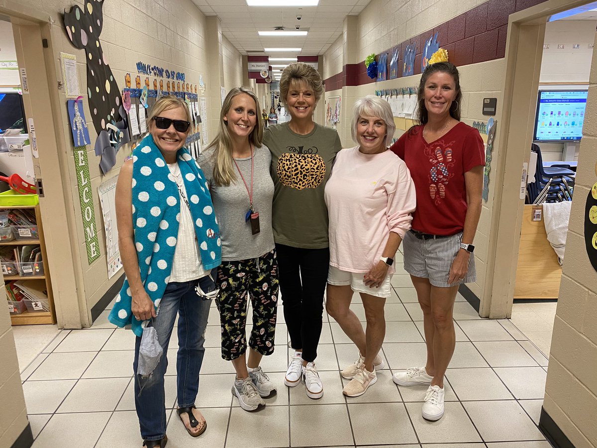 AngelaNisoff45's tweet photo. #sharonelementary Teachers are ready to BREAK!!!!Yay!! https://t.co/zLVB8R24nO