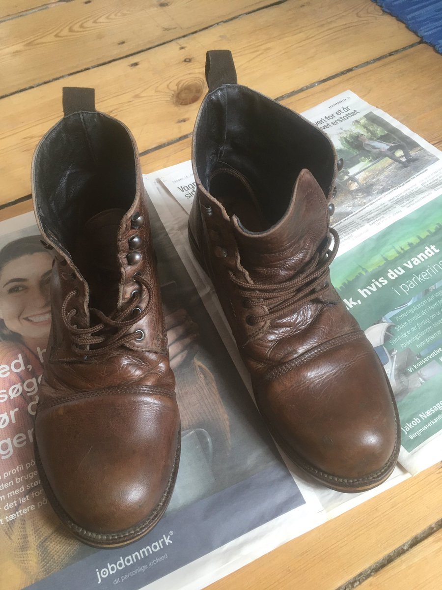 Jeg har et par gamle, udtrådte læderstøvler, som jeg de senere år kun har haft på til store cykelløb. HVER gang er en dansker gået på podiet (2xRVV, 1xVM). Nu er de pudset og klar til ti dage i Flandern. Den er hjemme, venner 🌈🌈🌈 #Flanders2021