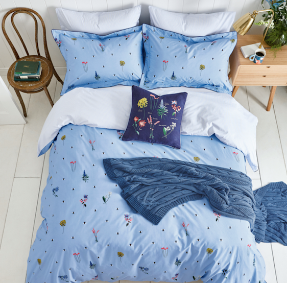 TheBedExpert's tweet photo. NEW IN FROM JOULES. This charming duvet set pays homage to our
pollinating pals and the busy work they carry out from flower to flower 🐝🌼. Thttps://buff.ly/3CfdEpu https://t.co/nV75KjSja3
