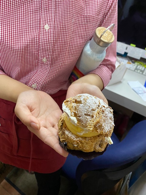 millecote's tweet photo. 本日特別なおやつが
タケアートさんの美味しいシュークリーム
「夙川のキャベツ」

＃タケアート https://t.co/N3q2Ez60sA