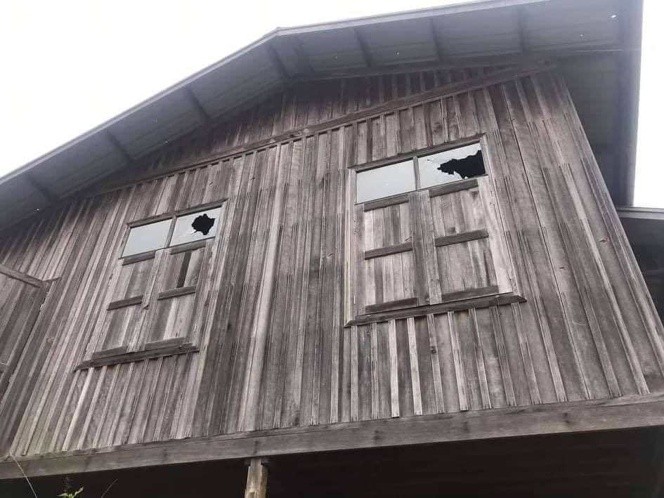 kaythi_non's tweet photo. tw // blood Due to SAC’s firing  small arms &amp; heavy artillery shells explosions, one woman got injured &amp; some houses were destroyed at Hakan Hta ward, Hakha Tsp, Chin State around 11pm. #WarCrimesOfJunta #Sep17Coup  #WhatsHappeningInMyanmar https://t.co/RwxwufT6QA