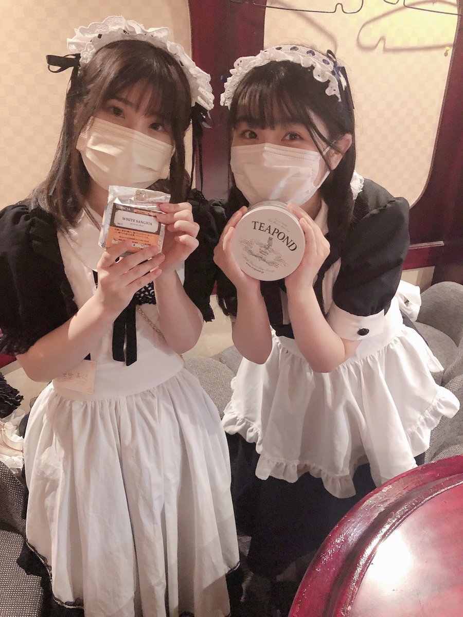 SecretAttic2021's tweet photo. 本日お給仕中の2人です。

つきさんのメイドティーは、
TEA POND『Vanilla Moon』
つき、という名前にちなんだ甘い風味のお紅茶です。

美甘あづきさんのメイドティーは、
LUPICIAの『WHITE SANGRIA』です。

#メイドカフェ #メイド喫茶 #湯島 
#チャージ料なし #アイスティーあ��ます https://t.co/Rslb5gR4M4
