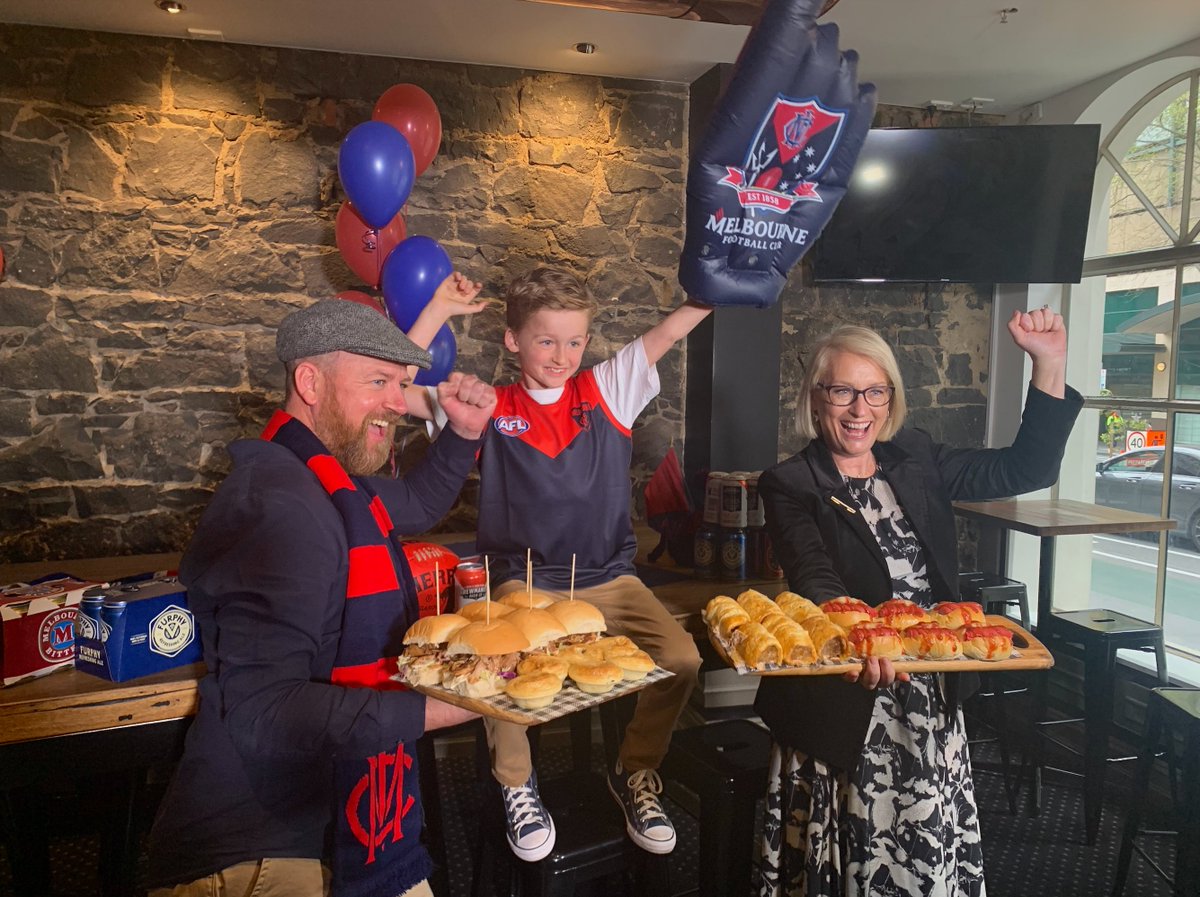 LordMayorMelb's tweet image. Grand final fever is still kicking! Pubs across Melbourne are determined to celebrate next weekend, offering pub-at-home packs to bring the footy spirit to the people. I dropped in to see Matt and his son Eddie at Coopers Inn... 1/2