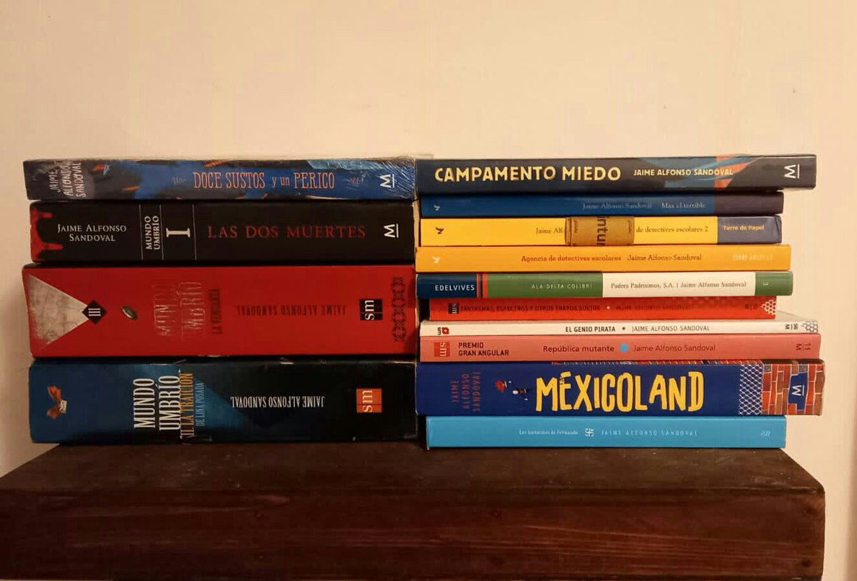 DannyWolfNatura's tweet photo. El antes y el después. 📚❤️

En la segunda foto, a la izquierda están los libros de @jaimealfonsos y a la derecha los de @T_Malpica .

Y todavía me falta adquirir muchos. 😭 https://t.co/7a647nLM3d