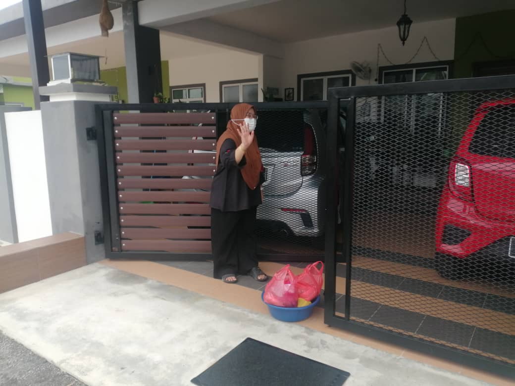 SKTLDMsitiawan's tweet photo. "Never be so busy as not to think of others"
Sedikit bantuan diberikan kepada warga yang terjejas dengan perintah kuarantin di rumah. Semoga meringankan beban kepada warga sekeluarga. π€²
#caringeachother
#staytogether
#fighttogether
#KitaJagaKita
#kebajikanwarga
#kesejahteraan https://t.co/MJnoDa4bDZ