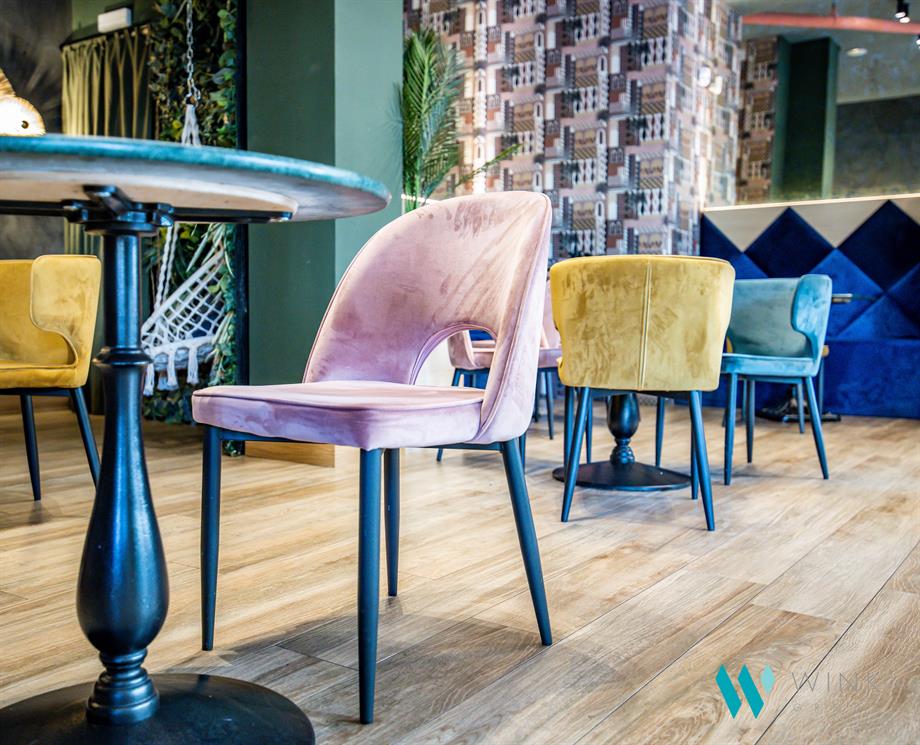 Viaja a los años 20 gracias al estilo Art Decó del Restaurante La Lupa, en Madrid. Un espacio pensado para que el cliente nunca deje de sorprenderse, gracias a las combinaciones de diferentes colores, texturas e iluminación. Un proyecto de Wink Group con muebles de MisterWils.