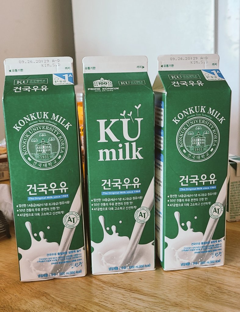 coreanol_'s tweet photo. Una forma de enterarme que se viene un feriado es encontrar leche extra en la puerta. El lechero nos dejó la caja de hoy, del lunes y del miércoles  🥛🥛🥛😁

#peruanaenCorea #vidaenCorea #chuseok2021 https://t.co/u0hLAuv00t