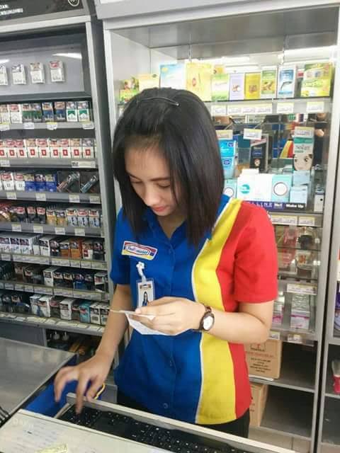 Pejuang__muda's tweet photo. Etalase rokok mau ditutup yo monggo. Yang penting masih bisa liat mbak-nya.... Ululuuuh...

#KangenTatapMuka
#PenambanganEmasTanpaIzin https://t.co/EHMFPwYRAf