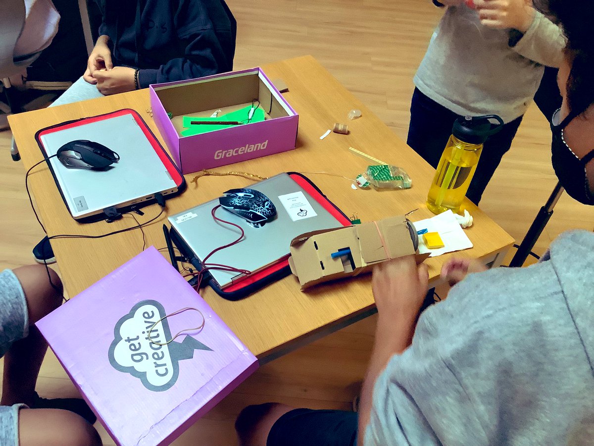 edu_GetCreative's tweet photo. GET CREATIVE BOX 

What a great buzz to start the day.
Gr7 Ss @ISZN_School were super motivated to finish their designs on time.

🤔 2min to plan with the team

⏰ 15min to build

#STEMed #MakerSpace #quickiterations #designthinking #SCAMPER #fun #21stCenturySkills #creativity https://t.co/lsxd9QGRND