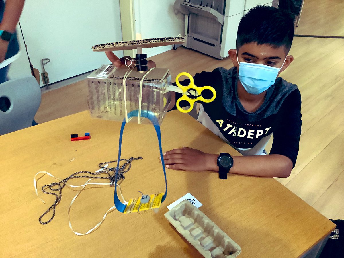 edu_GetCreative's tweet photo. GET CREATIVE BOX 

What a great buzz to start the day.
Gr7 Ss @ISZN_School were super motivated to finish their designs on time.

🤔 2min to plan with the team

⏰ 15min to build

#STEMed #MakerSpace #quickiterations #designthinking #SCAMPER #fun #21stCenturySkills #creativity https://t.co/lsxd9QGRND