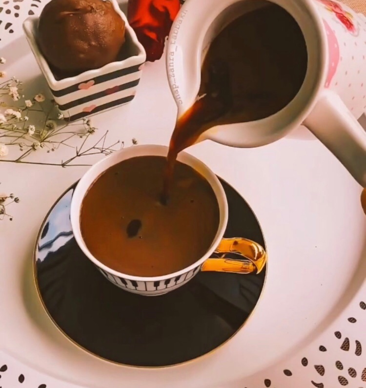 Mm123124hh's tweet photo. #وش_قهوتك_اليوميه

ويطربني في الحال فنجالُ قهوةٍ
إذا احتضنته اليدُّ بالحبِ والقُبَلْ 
لها عبقٌٌ فاقَ العطورَ جميعها
يزيحُ همومَ النفسِ يدعو إلى الأملْ
وأرشفُ معها الذكرياتِ جميعها
وأرنو لأحلامي وأيامي الأُوَل 
وأعشقها صفراءَ سمراءَ داكناً 
وتذهلني السوداءُ كالليل مشتمِلْ 

محمد https://t.co/m5NLm1z1Yd