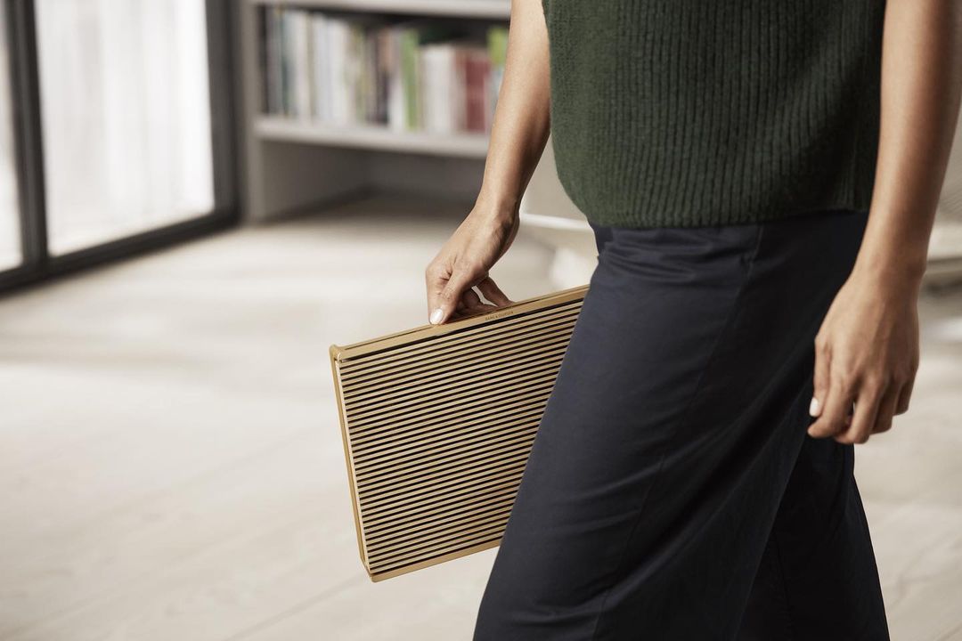 Any room. Any position. Any moment. Our Beosound Level speaker lets you move with your music in new ways at home, without ever compromising on sound quality. Enjoy a flawless listening experience in beautiful, portable form
#BeosoundLevel
#BangOlufsen
#Seracasdim
#Portablespeaker