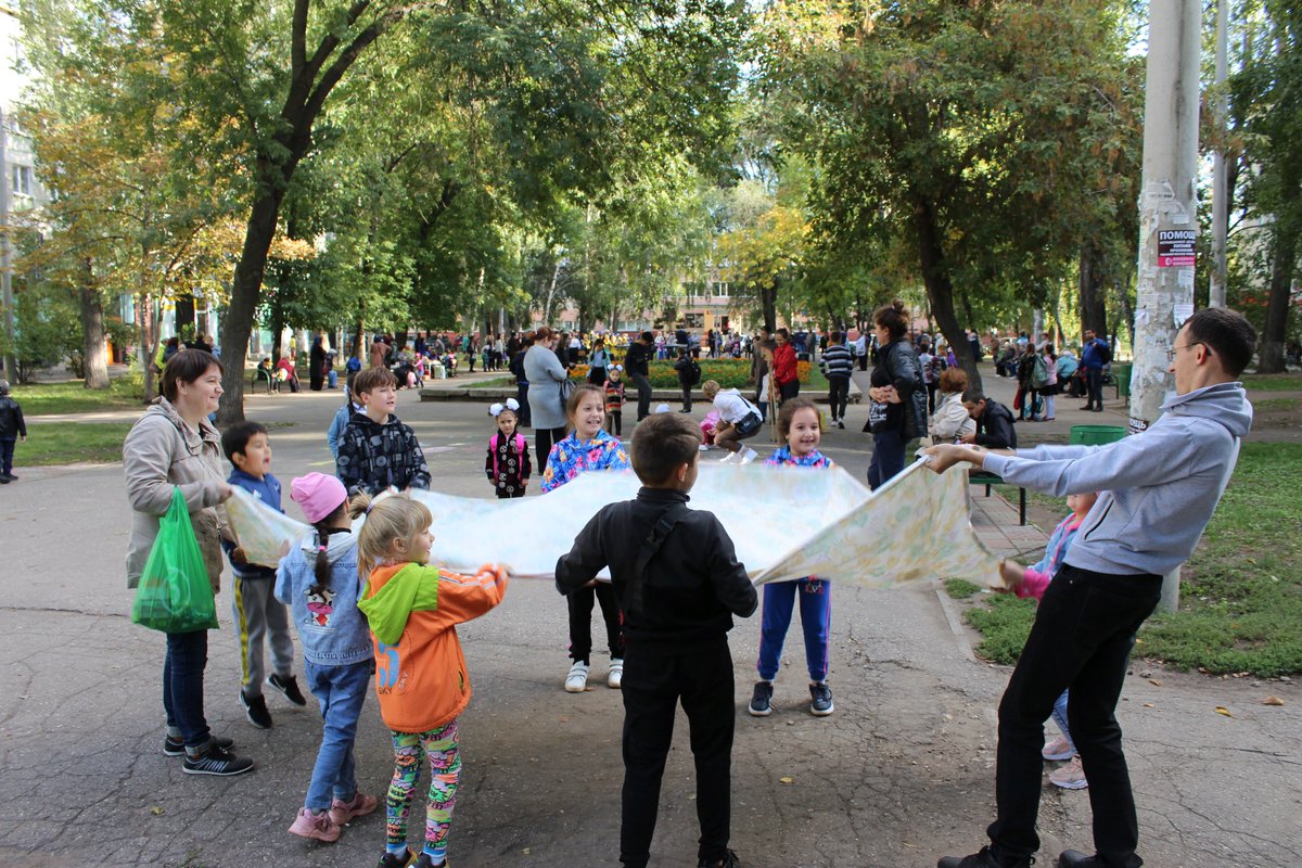 15сентября Центром«Поиск» совместно с ТОС было проведено районное мероприятие посвящённое Дню города в посёлке Восточный. Для детей были организованы игровые площадки, мастер класс «Осенний зонтик». Ребята с удовольствием участвовали во всех мероприятиях, получали сладкие призы.