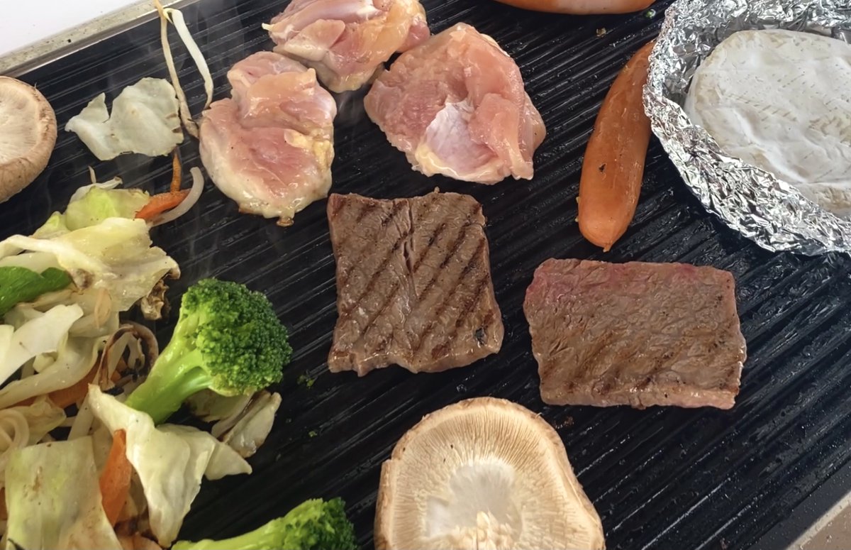 bluecode_lab's tweet photo. 🔥はじめての🥩#船上BBQ🧀

残念ながら雨🌧️でしたが、屋根があるので大丈夫🙌
#sessa40fly のグリルをつかって、
#焼肉 #カマンベールフォンデュ などをやってみました。

はたして船のグリルの火力は❓❓

▼動画はこちら▼
https://t.co/G3Y0u9KFGO

#プレジャーボート https://t.co/GdF96QOmyc