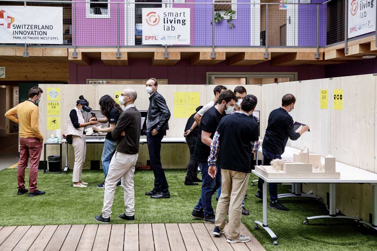 smartlivinglab's tweet image. REALITE AUGMENTEE | La maquette numérique du bâtiment du #SmartLivingLab présentée grâce à la réalité augmentée et réalité virtuelle appliquées au #BIM. Une expérience immersive du groupe #EPFL Building2050, en marge de la conférence @Cisbat_ 2021. smartlivinglab.ch/fr/cisbat-visi…