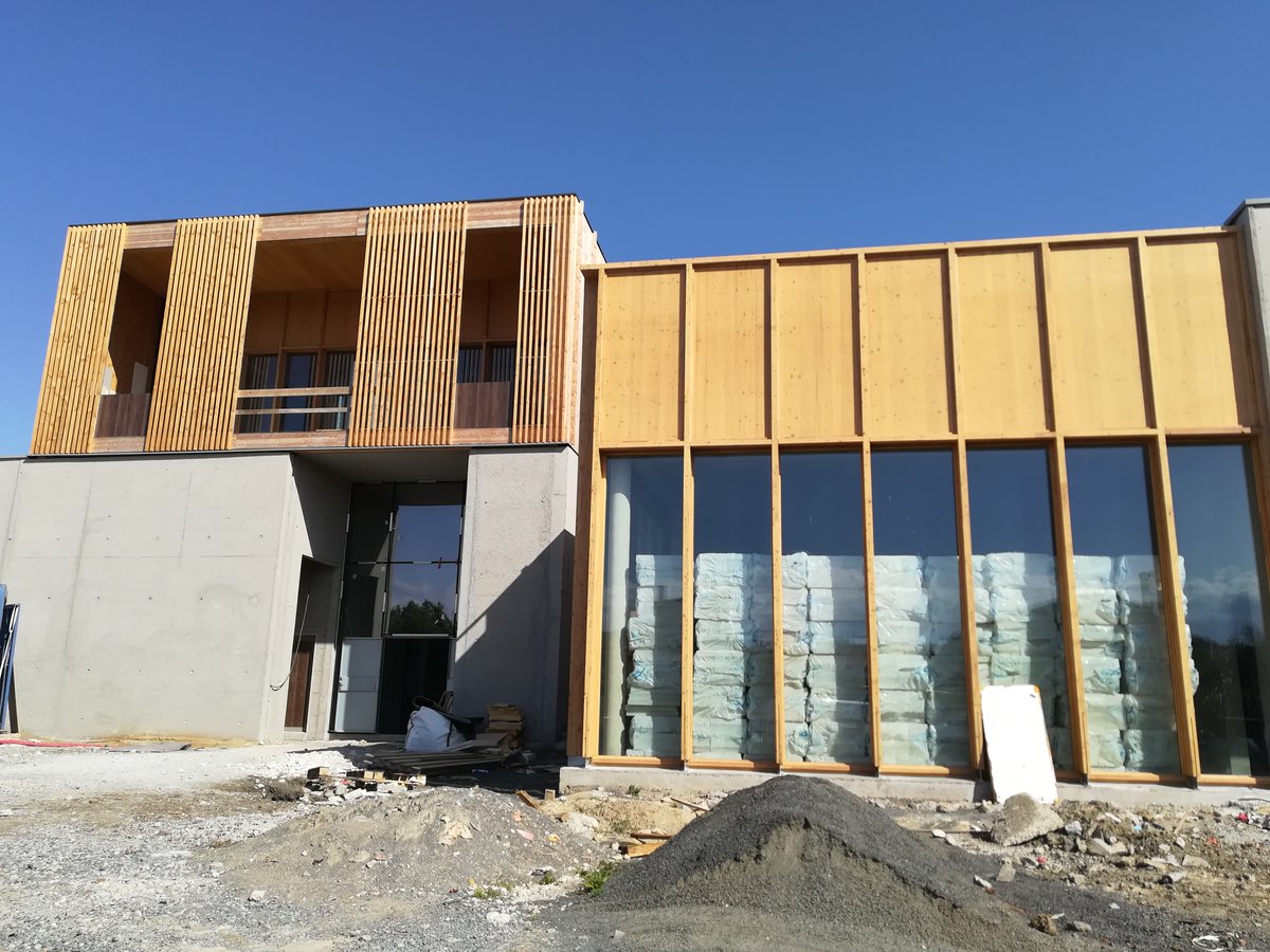 certif_BTMC's tweet photo. 🚧Le chantier de l'école de @BillomCo avance ! Le lot #charpente est terminé et les #menuiseries extérieures #bois sont installées.

👏Bravo aux équipes des entreprises #SARLFrancisMaliges #charpente #ossaturebois et #SARLGenevrier #menuiserie, toutes les deux certifiées #BTMC™. https://t.co/qQWfNdosiS