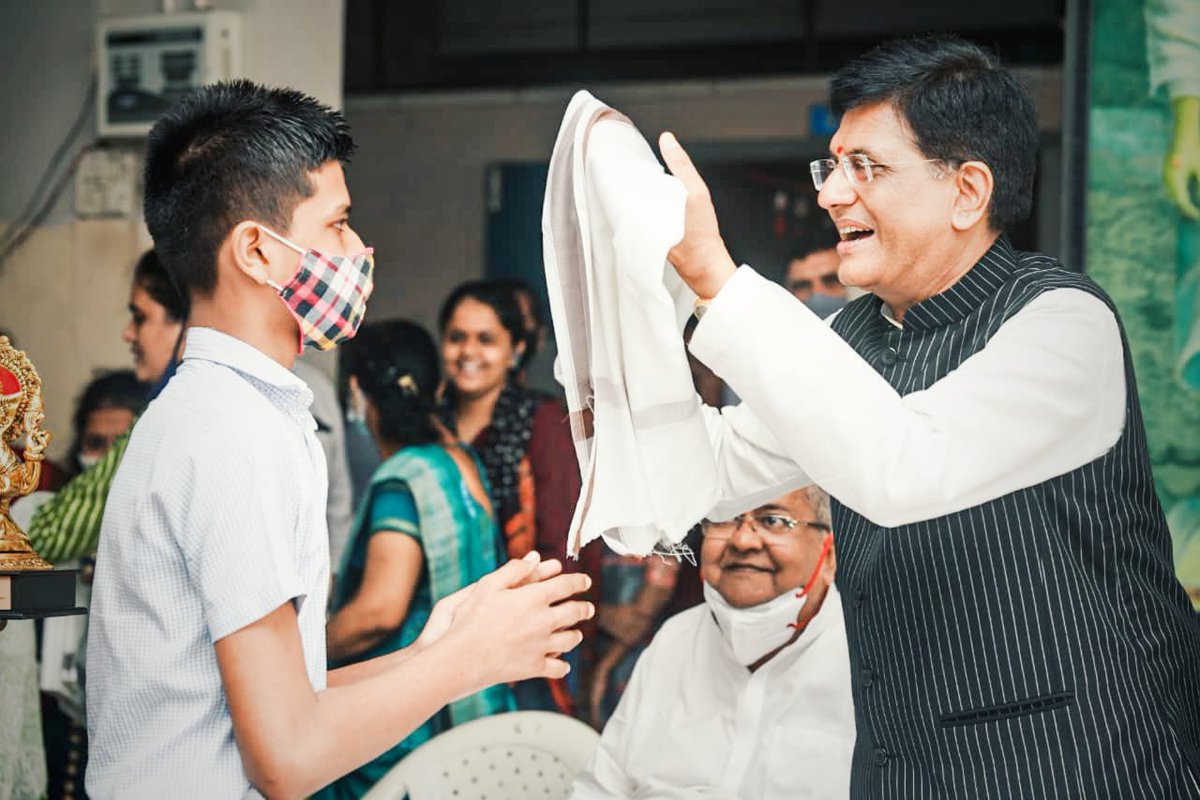 PiyushGoyal's tweet image. आज @DarshanaJardosh जी के साथ प्रधानमंत्री @NarendraModi जी के जन्मदिवस के उपलक्ष्य में, दिव्यांग नागरिकों को उपहार वितरित किये।

सूरत के वैक्सीनेशन सेंटर में स्वास्थ्यकर्मियों व टीकाकरण लाभार्थियों से मुलाकात भी की।