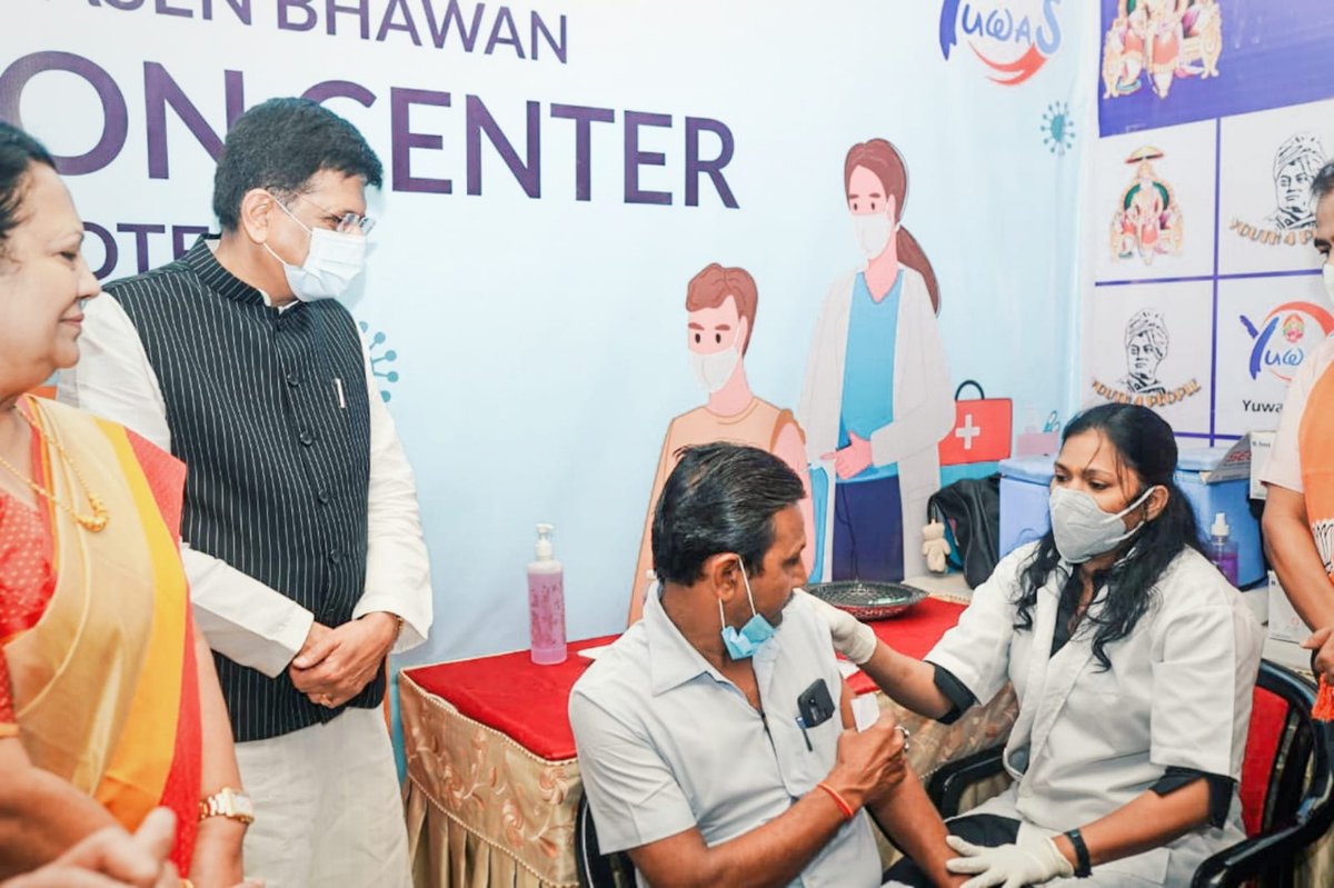 PiyushGoyal's tweet image. आज @DarshanaJardosh जी के साथ प्रधानमंत्री @NarendraModi जी के जन्मदिवस के उपलक्ष्य में, दिव्यांग नागरिकों को उपहार वितरित किये।

सूरत के वैक्सीनेशन सेंटर में स्वास्थ्यकर्मियों व टीकाकरण लाभार्थियों से मुलाकात भी की।