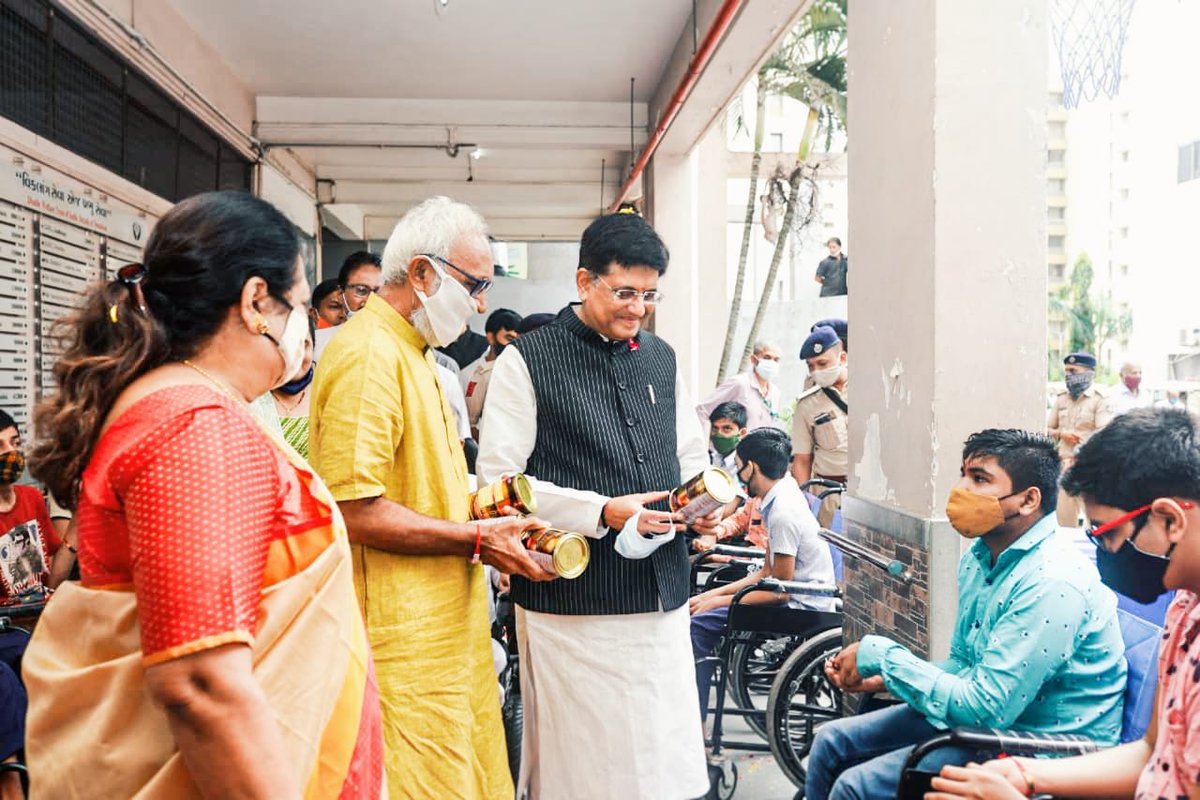 PiyushGoyal's tweet image. आज @DarshanaJardosh जी के साथ प्रधानमंत्री @NarendraModi जी के जन्मदिवस के उपलक्ष्य में, दिव्यांग नागरिकों को उपहार वितरित किये।

सूरत के वैक्सीनेशन सेंटर में स्वास्थ्यकर्मियों व टीकाकरण लाभार्थियों से मुलाकात भी की।