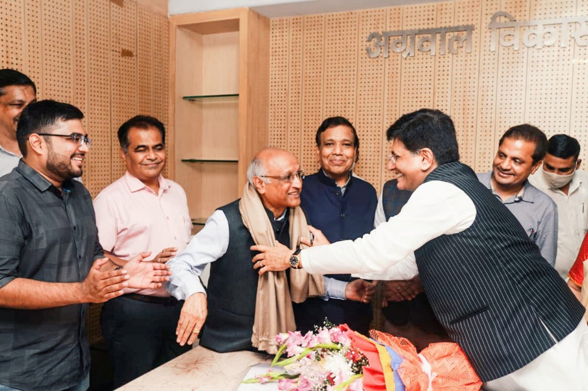 PiyushGoyal's tweet image. आज @DarshanaJardosh जी के साथ प्रधानमंत्री @NarendraModi जी के जन्मदिवस के उपलक्ष्य में, दिव्यांग नागरिकों को उपहार वितरित किये।

सूरत के वैक्सीनेशन सेंटर में स्वास्थ्यकर्मियों व टीकाकरण लाभार्थियों से मुलाकात भी की।