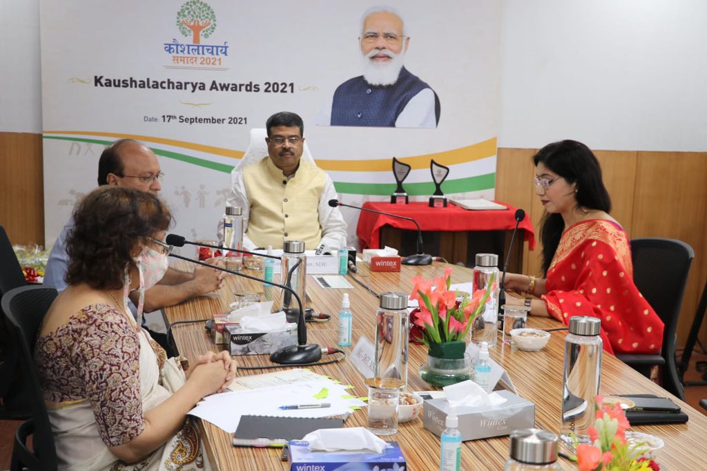 dpradhanbjp's tweet photo. We must deep-dive into future of jobs and understand skill demand of future. Adopting a bottom-up approach with focus on innovative ways to upskill our trainers, we must plan skill development at the grassroots. https://t.co/YDWd1Xlj8h
