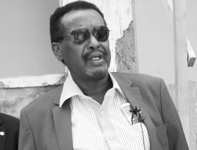 HassanSMohamud's tweet photo. Waxaan murugada la qeybsanayaa qoyska, qaraabada iyo dhammaan ummadda Soomaaliyeed ee uu ka baxay marxuum Bashiir Raage Shiiraar.
Waxaan Alle uga baryayaa in uu naxariistiisa Janno ka waraabiyo, anagana sabar iyo iimaan naga siiyo. https://t.co/7pJRwOQsjX