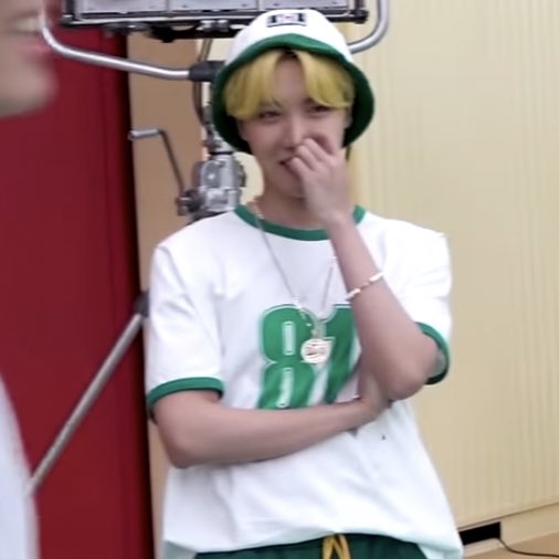 thehobiprint's tweet photo. hobi watching jinminkook 🥺🥲 https://t.co/fyM4O9Ho4Z