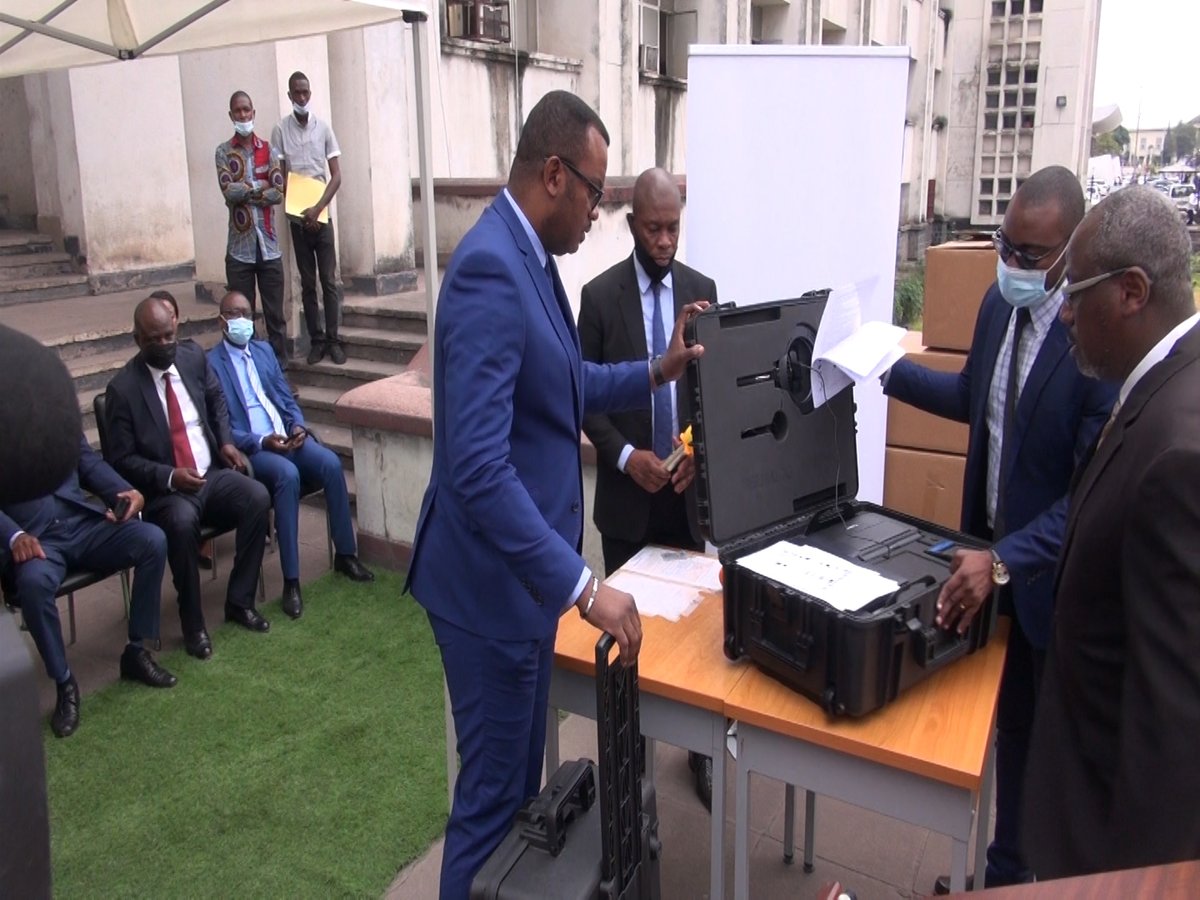 Cmrap_Prrap_RDC's tweet photo. #RDC : 100 kits de matériels informatiques remis par le Projet @Uepprrap, à la Fonction Publique par le biais du VPM en charge de la FP @Lihau_Ebua jeudi 16 sept 2021 pour le recensement biométrique des agents publics de l’Etat afin de mieux maitriser les effectifs. https://t.co/4sPPZ0aYpF