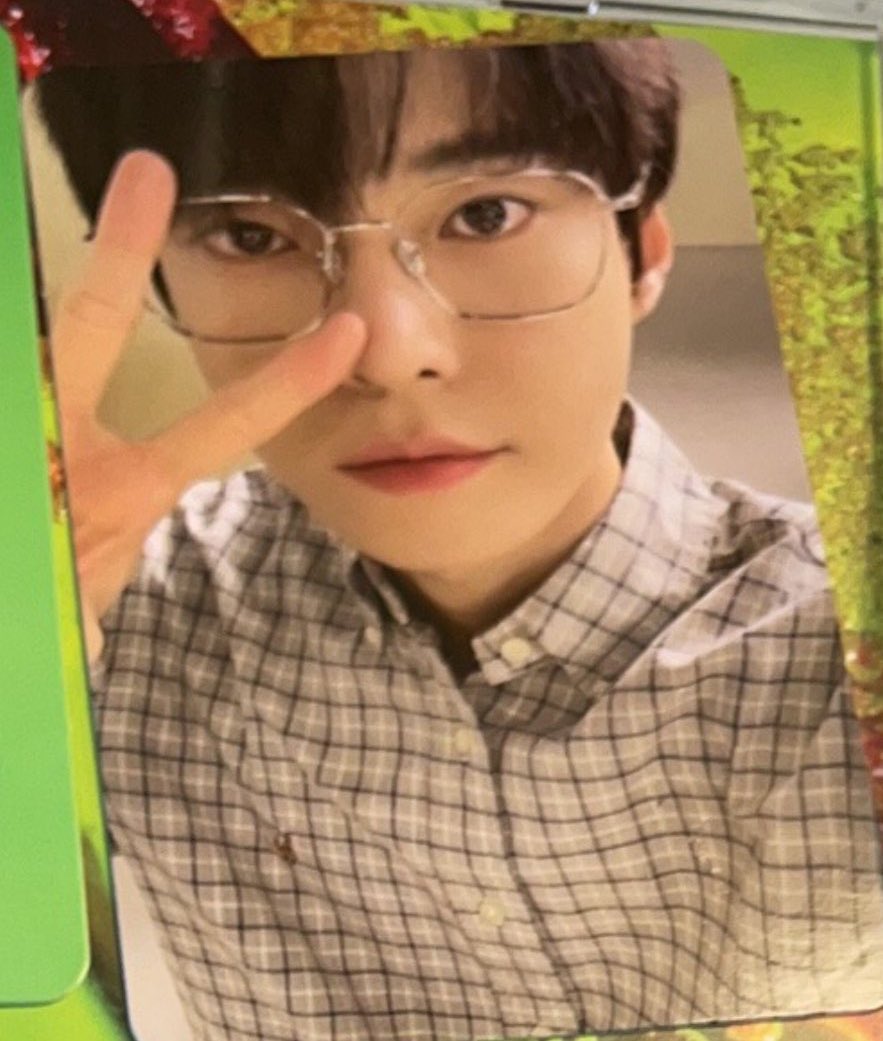 แกะการ์ดจีเวลได้น้องโดยอง แจก 100 สุ่มจากรีค่ะ  #NCT127Sticker_Accessed