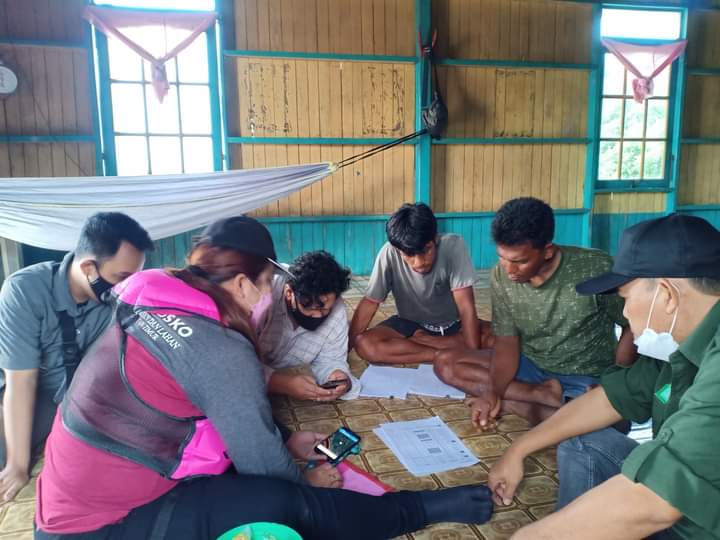 Erwansa7's tweet photo. Kamis (16/9), Erwansa, Luhkan Kutai Kartanegara, di lahan tambak pokdakan sinar saeba mandiri dan sinar bujit sejahtera Desa Sepatin, kegiatan fasilitasi ijin perhutanan sosial bagi petambak, verifikasi  dan pengambilan titik kordinat tambak. 
#GiatLuhkanSatminkalTegal 
#kukar https://t.co/PI2QBE7jVk