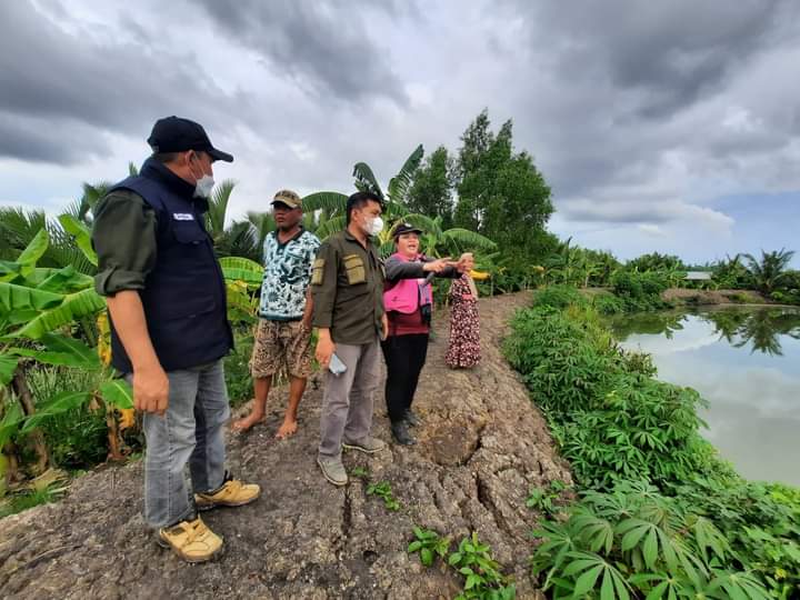 Erwansa7's tweet photo. Kamis (16/9), Erwansa, Luhkan Kutai Kartanegara, di lahan tambak pokdakan sinar saeba mandiri dan sinar bujit sejahtera Desa Sepatin, kegiatan fasilitasi ijin perhutanan sosial bagi petambak, verifikasi  dan pengambilan titik kordinat tambak. 
#GiatLuhkanSatminkalTegal 
#kukar https://t.co/PI2QBE7jVk