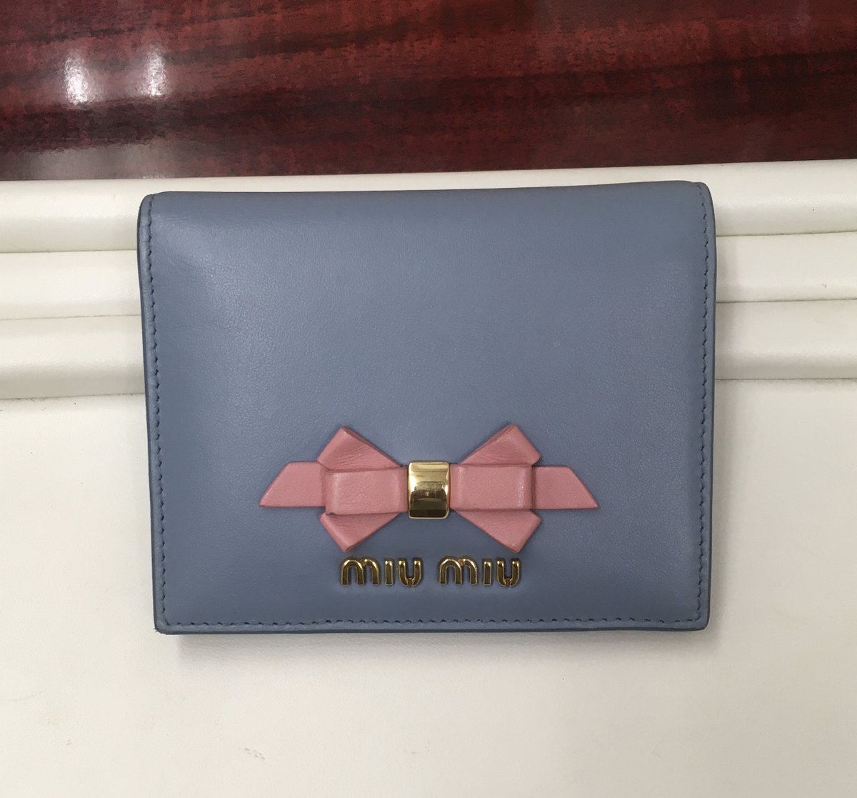 ミュウミュウの財布のお買取させて頂きました！！古くても大丈夫です！！お財布の買取はぜひ当店までお持ち下さい！！
#ミュウミュウ #シャネル #ロレックス  #ヴィトン #金  #プラチナ #地金買取 #金券ショップ #大黒屋 #大黒屋西日暮里店  #リサイクルショップ　#金買取　#西日暮里　#日暮里