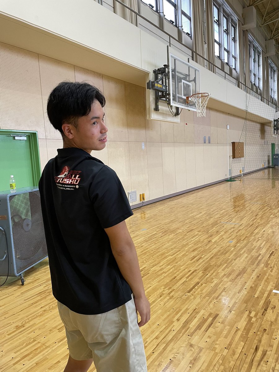 ktdvb27's tweet photo. 新入生紹介です。
名前:中尾　聡志
出身高校:鹿児島商業高校
ポジション:ライト
好きなYouTuber:平成フラミンゴ

歌が好きな彼はチーム唯一の左利き。ライトから放つ重いスパイクが魅力的です。これからの活躍が楽しみだ！ https://t.co/8EmU8TEdev