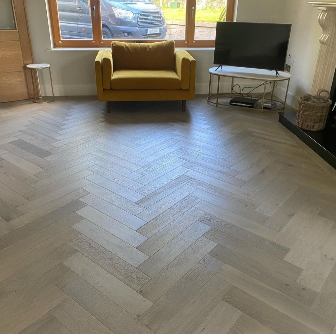FloorDesignLtd's tweet photo. WOW! 😍
This Frevini Pearl River has just transformed this room! SK Flooring has used their superb craftsmanship and skills to create this eye catching feature for this client’s living room and we are in love! 

#interiordesign #woodflooring #herringbone #livingroominterior https://t.co/aXJkstD6Cj
