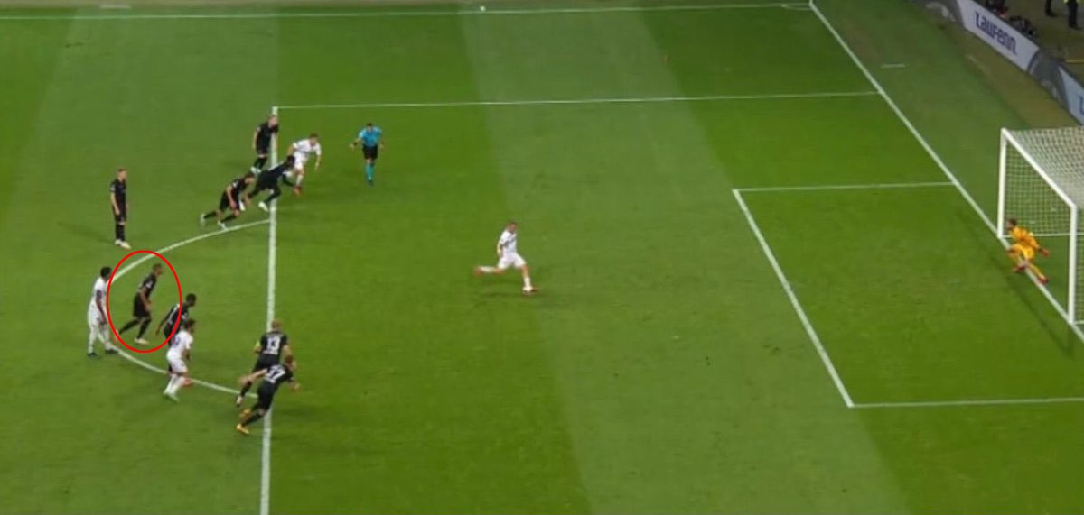 ScouTurk's tweet photo. Analysis 🧐
The goal of Fenerbahçe against #Eintracht Frankfurt which was canceled, should’ve counted.
Mërgim Berisha obviously went in too early, but as you can see in the picture also the #SGE players.
At least the penalty SHOULD’ve been repeated.
@UEFA
#Fenerbahçe #SGEFB https://t.co/5ZteJsVe2V
