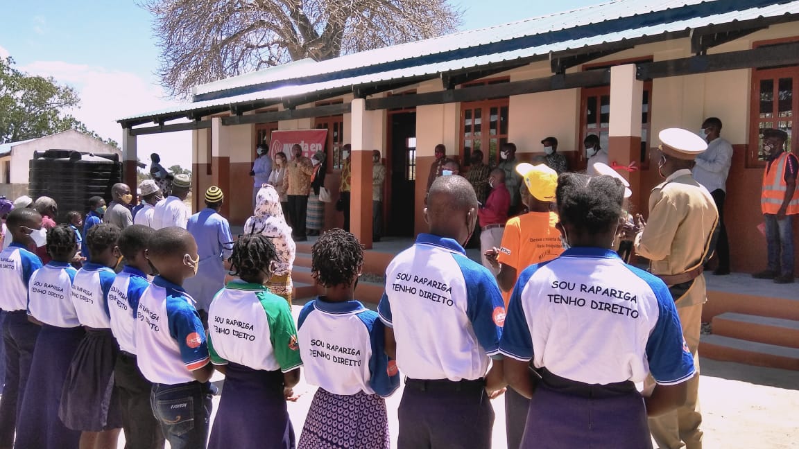 CooperacionAND's tweet photo. La AACID participa en la ceremonia de entrega de 9 salas de aulas en las Escuelas Primarias de Nacuta y Tratara, provincia de Cabo Delgado (#Mozambique). Esta intervención se enmarca en un proyecto ejecutado por @ayudaenaccion y su socio local #Muleide.

▶️https://t.co/hybbIAjioX https://t.co/L7j1nUNvnD