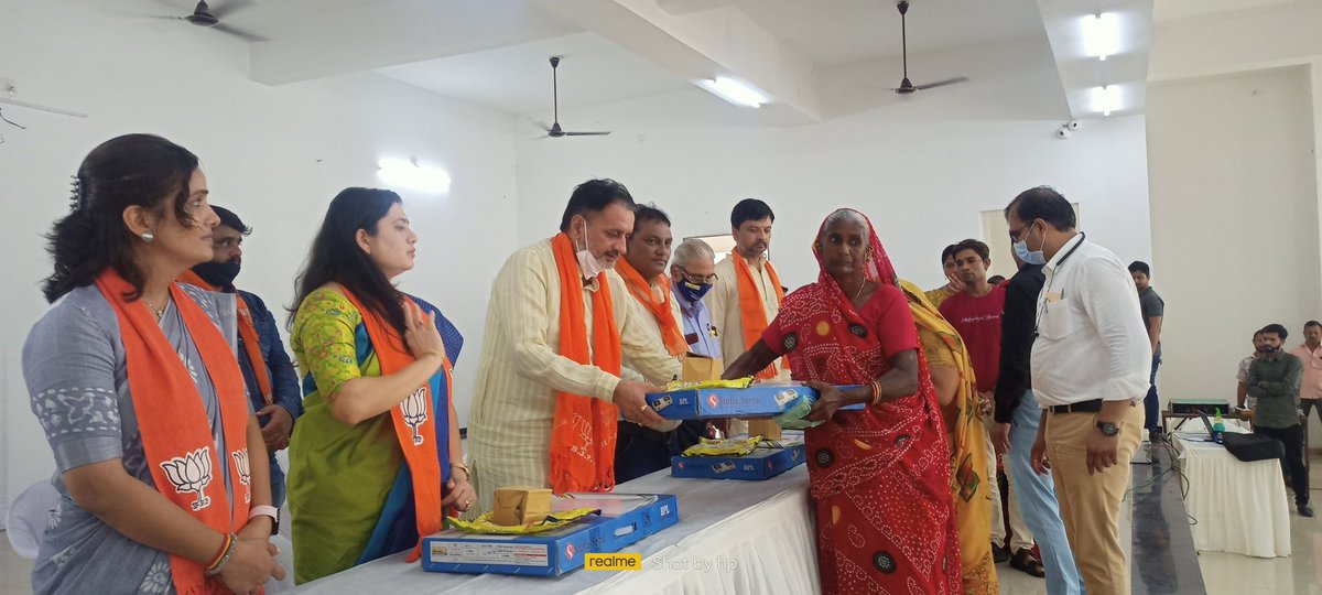 HarshadGiriBJP's tweet photo. PM શ્રી @narendramodi જી ના 71માં જન્મ દિને સ્વામી વિવેકાનંદ ટાઉન હોલ ખાતે નગરપાલિકા દ્વારા સર્વ રોગ નિદાન કેમ્પ, 71લાભાર્થીને મફત મોતિયાના ઓપરેશન, કેમ્પમાં, વેક���સિન ના બંને ડોઝ, ઉજ્જવાલા યોજના અંતર્ગત 300લાભાર્થીને મફત ગેસ કનેકશન, દિવ્યાંગ લાભાર્થી ને મફત સાઇકલ  આપવામાં આવી. https://t.co/QMde04Nipa