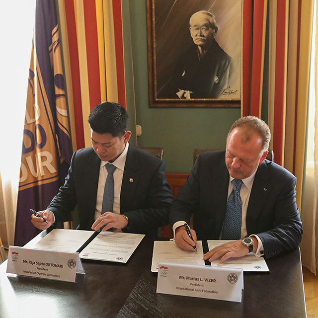 NOCIndonesia1's tweet photo. NOC Indonesia terus berusaha memperluas jaringan demi memajukan olahraga nasional. Kamis (16/9), Ketum NOC Indonesia @rajaoktohari menandatangani MoU dengan Presiden IJF Marius Vizer untuk memajukan prestasi judo Indonesia.
#NOCIndonesia
#NOCUpdate https://t.co/AJyzK1H3Vi